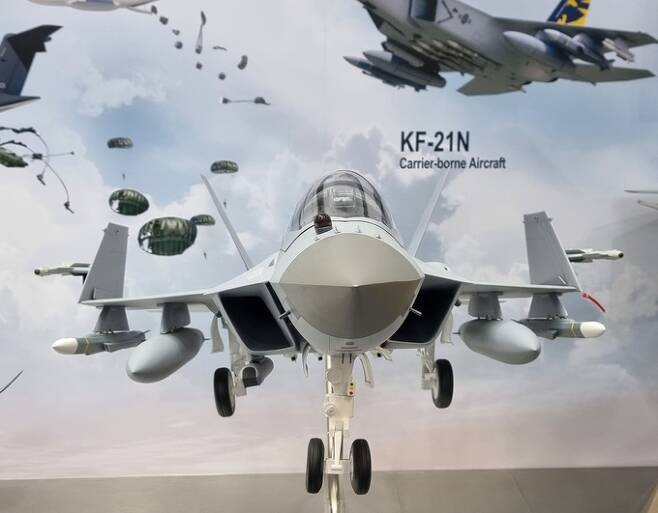 한국항공우주산업(KAI)의 KF-21N 모형이 지난달 21일 경기 킨텍스에서 열린 대한민국 방위산업전시회(DX KOREA 2022)에 전시되어 있다. 박수찬 기자