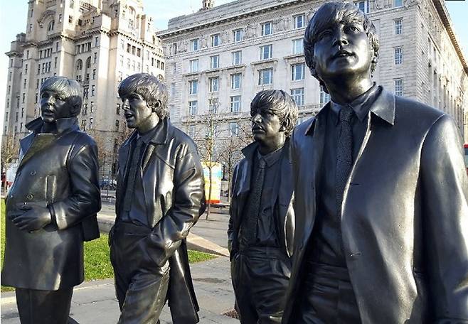 영국 리버풀 중심가 광장에 있는 세계적 밴드 ‘비틀즈’의 동상. SNS 캡처