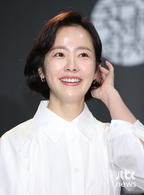 Han Ji-min, who has never held a solo fan meeting for 19 years after debut, became the first runner of the 27th Pusan ​​International Film Festival (hereinafter referred to as BIFF) Actus House on the 8th.Actus House, which was newly established last year, is a special talk program where the best actors and audiences such as the Korea movie icon meet and share their Acting life and philosophy directly.Han Ji-min, who visited the sub-international as Yonder (director Lee Jun-ik), who was officially invited to the on-screen section this year, faced fans as an actor house protagonist who explored Actor Han Ji-min as well as a schedule together.Han Ji-min, who had his own unnecessary troubles, What if the audience is empty, made use of everyones precious time without public evil.Good and pretty is valid for 19 years, like the pronoun that can express Actor Han Ji-min the most clearly and quickly, but here is a new image called Actor, which is expected to change, and the curiosity of each new work and character is also attached.Above all, the humanity that has never been lost completes Han Ji-min as a person who can not help but love.I havent had a fan meeting in Korea yet, I dont think Ive been able to figure out how I can fill peoples precious time with value.Actor has less chance to take the stage than a singer. The camera is fine when Acting, but I hated photography like Photo Wall.But its been a long time since the sub-internationals are opening up again, and since the 19th year of debut, all these times are precious these days.(Laughing) I felt like it would be such a precious time that I had the courage to must try.Dreams were not Actor from a young age; in a way they were given opportunities so gratefully.I started working as a magazine model, TV commercial, and Actor debuted from the drama All In to the child of Song Hye-kyo senior.I was auditioning without knowing anything about Acting, and I think he looked at me like that ignorant figure rather good. I was not nervous because I was not greedy. It happened one day: I had my own slump in the middle, and I felt a lot of limitations about my role, and I found something new.Everyone did not like me; I actually did not remember growing up and getting confused by my parents, but I lived without doing much work.But when I started Acting, I was really in the field. It was a scary time. I went home and cried every day.Then, in the midst of the popularity of Daejanggeum, Lee Yeong-aes Friend role came in. It was so good not to be the main character, and I wanted to see it.I was so eager to act as I watched my seniors act, and I tried to follow the tone of Lee Yeong-ae.Its ridiculous to think about it now, because the voice is so different. (Laughing) But I could see a little bit when I watched it.I saw two things where the camera is and how to find the light. It was a movie Cheongyeon. It is a work that is now the main character of Jang Jin-young and Kim Joo-hyuk in the sky. If you interview so far, I always say thank you for the director of Cheongyeon (Yoon Jong-chan).I may have been a short and short man at the time, but the director gave me greed, led the characters sentiment line, and felt like I was receiving a real director.Especially, there was a sad god to breathe with the senior camp, but for the first time since I took it, I felt pleasure to do it!Oh, I keep trying, I wonder if these moments will happen more. I kept acting. Its still a bit diverse now, but there werent many Characters in the past that a female Actor could take on, but if I were looking for diversity, I thought I could do it in the movie.Drama starred, but he did not want to play the main character in the movie.I asked the company to not be the main character, and I felt fun again while working on Moo Jeong, Its My World, Longevity Chamber.From the moment I thought I should use Actor as a business, it was literally a job, so I wanted to grow quickly as I repeated my work.In his twenties, he vaguely said, When I am in my thirties, I will experience a lot of emotions in the meantime.(Laughing) I was very harsh to me, but I still had a lot of time to look back on myself in my thirties.I faced myself and realized, Why am I not tolerant of others and why do not I reproach? And I realized how to overcome my hardships. It was actually very scary ahead of the release: I wanted to be smug only to be cursed.But thanks to Miss Back, which made me experience like a dream, I think I will have more courage than a hesitation.I am worried (laughing) I think about what I did not get from 1 to 10, but when I shot Miss Back, I thought, Even if I face a big mountain, I can go a little faster.And I was feeling cool playing the smoke-acting on Miss Back. Ha ha. It was good to be able to do something else.It was a story that represented a family with disabilities, so it could feel explanatory in letters; there was no ambassador for each emotional god.(Kim) Woobin always said, Why dont you talk? because there was no line. (Laughing) I couldnt see it because my tears poured out when I read the script Our Blues.I wanted to do well, but I have a variety of fingerprints from Noh Hee-kyung, who had to connect all of his emotions from the beginning, and he had to show the same feelings for 10 times.And one of the reasons you gave me the role of a young man is Friend, who is a nephew in my family but has Down syndrome; a nephew, close by, who has autism and developmental disabilities.When I live as a character for a few months and come back to my daily life, its definitely empty, and even forced to think, Im going to have to build a lot of human Han Ji-mins life.Many people are aware of it, and even if there is an uncomfortable moment, I have made a commitment that I should not give up my life of human Han Ji-min.When the work is over, I travel with the people and families who treat me most routinely, and I am trying to empty it because I can not start a new thing if I do not empty it. As an Actor, theres nothing I can do for the public, and Id like to be given a chance, but I want to continue working with you.