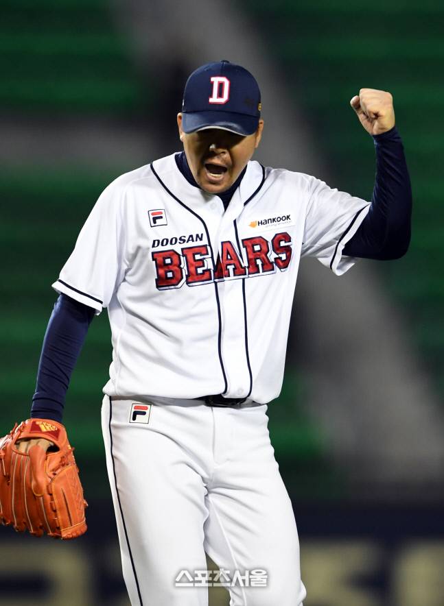 두산 이현승이 지난 4월18일 잠실구장에서 열린 2017 KBO리그 두산과 삼성의 경기 7회초 무사 만루의 위기 상황에서 등판해 무실점으로 이닝을 막아내면서 기뻐하고 있다. 잠실 | 박진업기자 upandup@sportsseoul.com