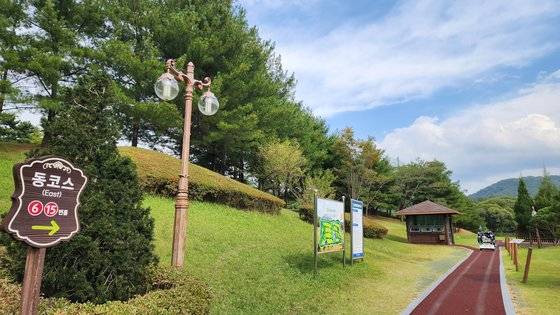 대전시 유성구 있는 자운대CC(육군채력단련장)에서 골퍼들이 라운딩을 위해 이동하고 있다.. 자운대CC는 4일부터 일반인(비회원) 입장료를 대폭 인상했다. 신진호 기자