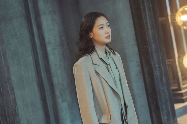 TVN Saturday Drama Little Women production team predicted that the truth that was hidden is revealed.Little Women unveiled the final battle scene of Oh In-ju (Kim Go-eun) ahead of the last episode of the broadcast at 9:10 p.m. on October 9th.In the 11th episode broadcast on the 8th, Oh In-joo, who entered the jail with a multiple battle of One Ivory (Thumb One), was portrayed.Oh In-ju, who was accused of seizure, was accused of killing the allegations with the manipulation news of Jang Mi-jung.Since then, Choi Do-il (Wi Ha-joon) has taken the risk of arrest and wrapped him around, all of his arrows on Slush have gone back to One ivory.Here, Misin-kyung (Nam Ji-hyun) turned the edition again, revealing the truth that Jang Sang-pyeong was Daedong, and the true crime of Jin Hwa-young and Yang Hyang-sook Murder was One Ivory.As Jin Hwa-young (Chu Ja-hyun), who only knew he was dead, appeared in court on the day of the trial of Oh In-ju, the story entered a stage where the story was unknown again.In the fight against the last meeting, Jin Hwa-young wonders what kind of variable it will be, and the appearance of Oh In-ju in the photo released on the afternoon of 9th day raises curiosity.The place where the miso is located is the parlor of the One mansion. His face is full of fear when he sees the scene unfolding in front of him.The other picture shows the one ivory, which is suddenly tearful, disappearing from the vengeance and madness. What is his heart?In front of the blue orchid, the starting point of the tragedy, attention is focused on what kind of end their war will be.All the hidden truths are revealed and the developments are unfolding to the end, so please watch what faces the characters will face in front of them, the production team said.
