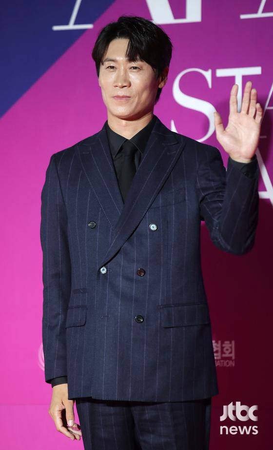 배우 진선규가 29일 오후 경기도 고양시 킨텍스에서 열린 '2022 APAN STAR AWARDS' 레드카펫 행사에 참석해 포즈를 취하고 있다. 박세완 엔터뉴스팀 기자 park.sewan@jtbc.co.kr (콘텐트비즈니스본부)