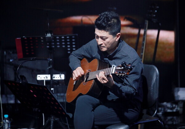 코르도바 C7 CD 나일론 기타로 연주하고 있는 이반석
