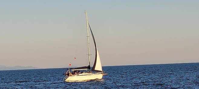 지난 1일 강원도 고성군 앞바다에서 표류 중이던 러시아 요트.〈사진제공=국회 안호영 의원실〉