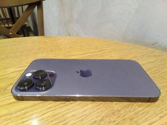 애플 아이폰14 프로맥스 딥퍼플 후면. 카메라 기능이 강화되면서 '카메라가 툭 튀어나온 듯한 모습(카툭튀)' 현상도 두드러졌다.