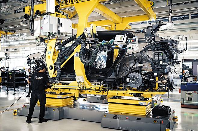 람보르기니 최고 인기 모델인 SUV 우루스가 이탈리아 볼로냐 공장에서 만들어지는 모습. 제한적인 자동화로 여전히 사람이 제조와 조립에 관여하는 부분이 많다. 우루스는 하루에 26대 생산된다. /람보르기니