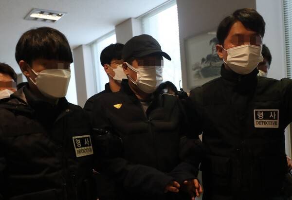 경찰에 가정폭력 신고를 한 아내를 살해한 혐의를 받는 50대 남편 A씨(가운데)가 지난 6일 대전지방법원 서산지원에서 열린 구속 전 피의자 심문(영장실질심사)을 받기 위해 법정으로 들어가고 있다. 사진=연합뉴스