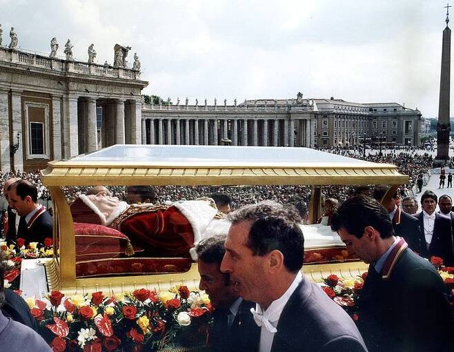 성 요한 23세의 유해가 2001년 바티칸 성베드로 광장에 전시되고 있다. AP