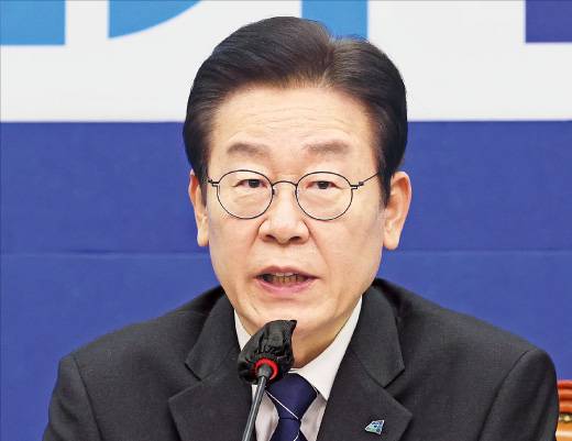 이재명 더불어민주당 대표가 11일 국회에서 열린 긴급안보대책회의에서 발언하고 있다. 김병언 기자