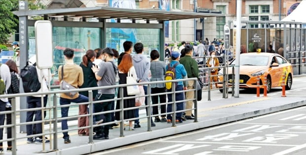 시민들이 서울역 승강장에서 택시를 타기 위해 줄을 서 기다리고 있다. 김범준 기자