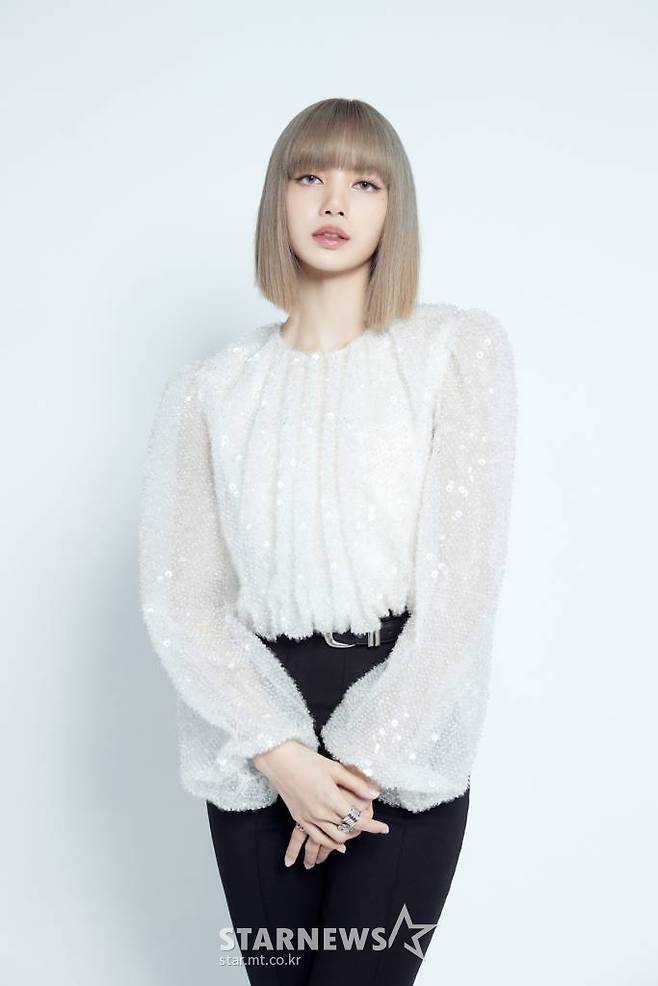 걸그룹 블랙핑크(BLACKPINK) 리사가 10일 오전 온라인으로 진행된 첫 솔로 싱글 앨범 'LALISA' 발매 기념 쇼케이스에서 포즈를 취하고 있다. 'LALISA'는 힙합을 기반으로 한 강렬한 사운드, 카리스마 넘치는 랩, 최정점의 퍼포먼스를 한데 모아 리사만의 음악적 정체성을 살려낸 앨범이다. / 사진제공 = YG엔터테인먼트 /사진=김창현 기자 chmt@