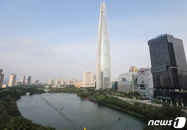 서울 송파구 석촌호수와 롯데월드타워 전경. (공동취재) 2022.8.7/뉴스1 ⓒ News1 박세연 기자