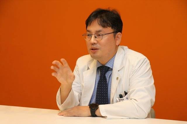 김양현 고려대 안암병원 가정의학과 교수는 저탄수화물 식이요법이나 간헐적 단식이 초기에는 체중 감량 효과가 있지만 장기 효과를
거두기는 힘들다고 말했다. 김 교수는 최선의 식이 다이어트는 자신의 상황에 맞춰 적절한 방법을 찾아내 지속적으로 시행하는 것이라고
강조했다. 고려대 안암병원 제공