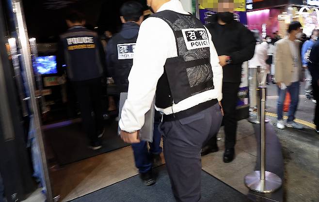 지난 7일 서초경찰서·서초소방서·서울시청·서초구청 공무원들이 합동 점검 및 단속을 위해 서울 강남의 한 클럽으로 들어가고 있다. 연합뉴스