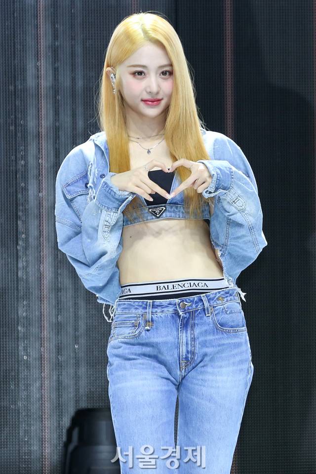 그룹 르세라핌 허윤진이 17일 오후 서울 서대문구 연세대학교 백주년기념관 콘서트홀에서 열린 미니 2집 '안티프래자일(ANTIFRAGILE)' 쇼케이스에서 포즈를 취하고 있다. / 사진=김규빈 인턴기자