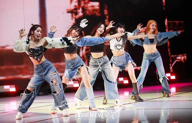 걸그룹 르세라핌(LE SSERAFIM)이 17일 오후 서울 연세대학교 백주년기념관에서 진행된 미니 2집 '안티프래자일'(ANTIFRAGILE) 발매기념 쇼케이스에서 신곡을 선보이고 있다. 이번 앨범에는 타이틀곡 'ANTIFRAGILE'을 비롯해 'The Hydra;, 'Impurities', 'No Celestial', 'Good Parts(When the quality is bad but I am)' 등 5곡이 수록됐다. /2022.10.17 /사진=이동훈 기자 photoguy@