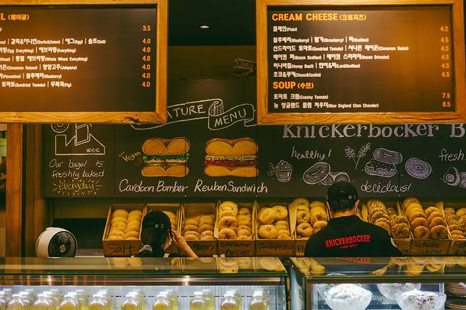 제법 미국 분위기가 나는 니커버커베이글 내부