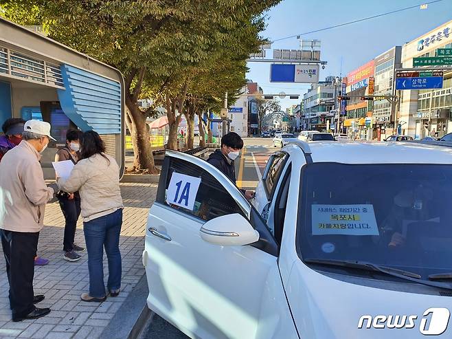 목포시내버스가 18일 총파업에 들어간 가운데 목포역 앞에서 시민들이 목포시가 제공한 카풀 차량에 탑승하고 있다.2022.10.18/뉴스1