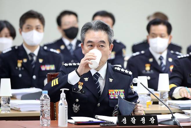 윤희근 경찰청장이 지난 7일 오전 서울 서대문구 경찰청에서 열린 국회 행정안전위원회 경찰청 국정감사에 앞서 물을 마시고 있다. /국회사진기자단