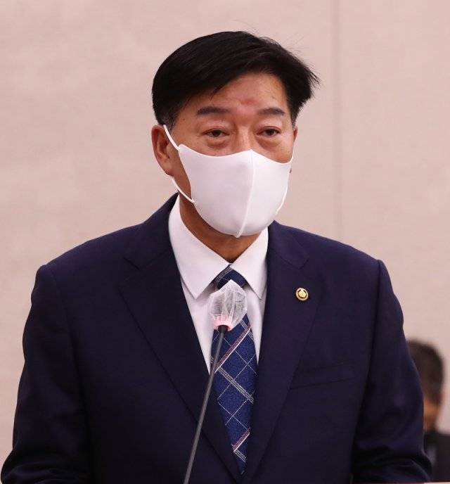 김홍희 해양경찰청장이 13일 오전 국회에서 열린 농림축산식품해양수산위원회 해양경찰청, 부산항만공사, 한국해양과학기술원 등에 대한 국정감사에서 업무보고를 하고 있다. 2021.10.13/뉴스1