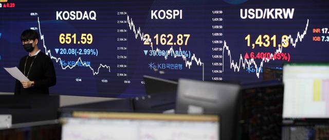 이달 13일 서울 여의도 KB국민은행 딜링룸의 모습. 뉴시스