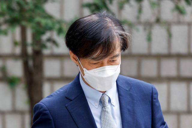 가족비리 의혹으로 재판을 받고 있는 조국 전 법무부 장관이 14일 오전 서울 서초구 서울중앙지방법원에서 열린 입시비리 및 감찰무마 등 혐의 관련 공판에 출석하고 있다. 공동취재사진