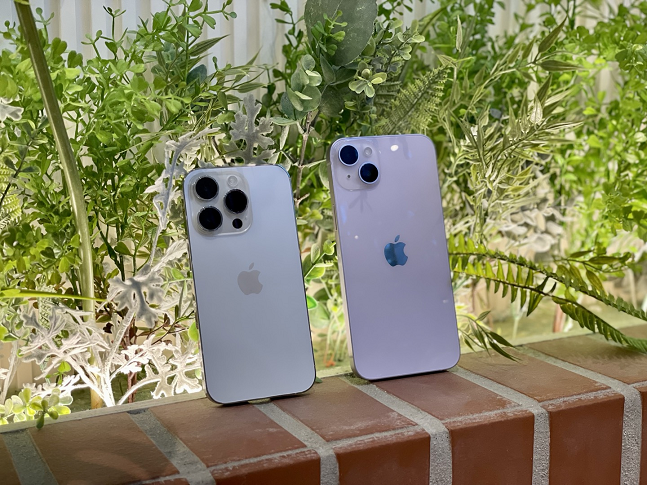 아이폰14 프로(왼쪽)와 아이폰14 플러스 /사진=백유진 기자 byj@