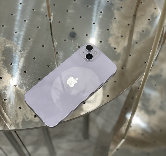 아이폰14 플러스./사진=백유진 기자 byj@