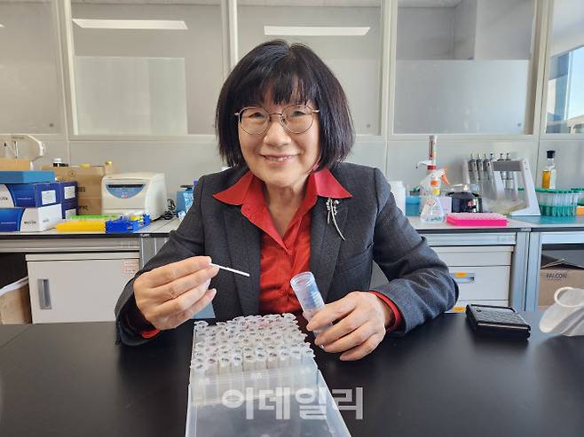 정희선 성균관대 석좌교수가 직접 개발한 리트머스형 진단키트에 대해 설명하고 있다.(사진=강민구 기자)