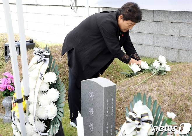 1980년 5·18민주화운동 당시 전남대 총학생회장이었던 고(故) 박관현 열사의 40주기 추모식에서 누나 박행순 여사가 헌화하고 있다. 2022.10.12/뉴스1 ⓒ News1 이수민 기자