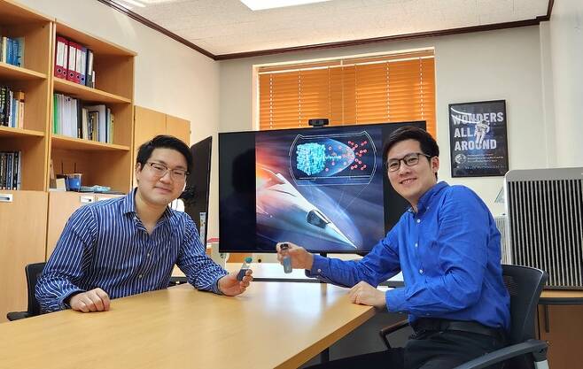 계명대 조신흠 교수(오른쪽)와 김익현 교수가 극초음속 반도체 나노 광학 소재를 구현했다. *재판매 및 DB 금지