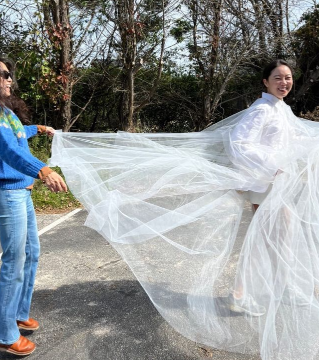 Actor Gong Hyo-jins Wedding Dress photo has been released.On Wednesday, Gong Hyo-jin posted a photo to her Instagram Story.In the photo, Gong Hyo-jin is wearing a pure white see-through Wedding Dress. Gong Hyo-jin is making a bright smile with a unique Wedding Dress.Gong Hyo-jin showed off a mix of sneakers and dresses that were unveiled earlier and boasted a unique loveliness.Gong Hyo-jin tags the luxury V company in the photo and leaves information on the dress.On the other hand, Gong Hyo-jin married Kevin Oh, a 10-year-old singer, on March 12 in New York.
