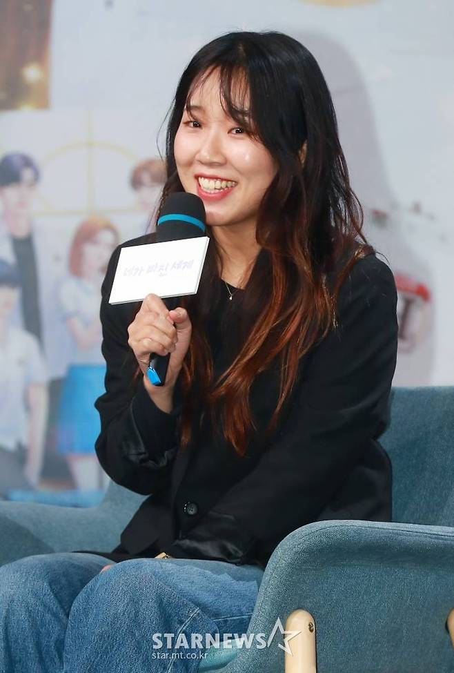 손예은 PD가 19일 오후 경기 고양시 EBS 사옥에서 진행된 드라마 '네가 빠진 세계' 제작발표회에 참석해 질문에 답하고 있다. 악플에 시달리던 국민 아이돌 유제비가 웹소설 속으로 빠져 새로운 삶의 의미를 깨닫는 학원 판타지 로맨스 드라마 '네가 빠진 세계'는 오는 20일 첫 방송된다. /2022.10.19 /사진=이동훈 기자 photoguy@