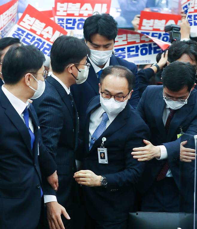 국회에서 20일 열린 대검찰청 국정감사에서 더불어민주당 법사위원들의 항의속에 증인선서를 한 이원석 검찰총장이 선서문을 제출하고 돌아오고 있다./국회사진기자단