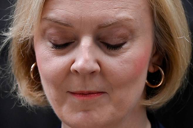 섣부른 감세안으로 큰 경제 혼란을 몰고 온 리즈 트러스 영국 총리가 20일(현지시각) 총리관저인 런던 다우닝가 10번지 앞에서 보수당 대표직에서 사임하겠다는 뜻을 밝히고 있다. 트러스 총리는 취임 뒤 불과 45일 만에 사임 의사를 밝혀 영국 헌정 사상 최단명 총리로 기록되게 됐다. 런던/로이터 연합뉴스