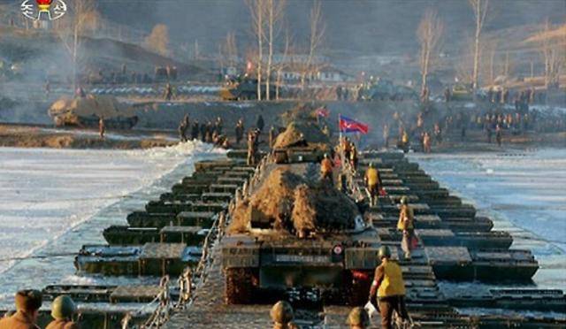2017년 1월 28일 105탱크사단 겨울 도하 공격전술훈련에서 북한군 탱크들이 부교를 걷너고 있다. 조선중앙TV 캡처