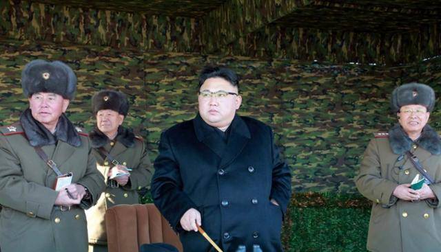 2017년 1월 28일 김정은 북한 국무위원장이 105탱크사단을 찾아 탱크장갑보병연대의 겨울 도하 공격전술훈련을 지도했다. 평양=조선중앙통신 연합뉴스