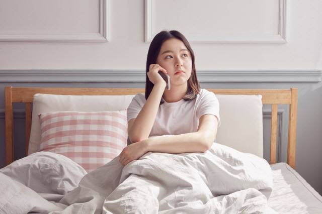 밤이 되면 주변이 조용하고 호르몬 분비 변화로 스트레스에 취약해져 감상에 젖기 쉽다./사진=클립아트코리아