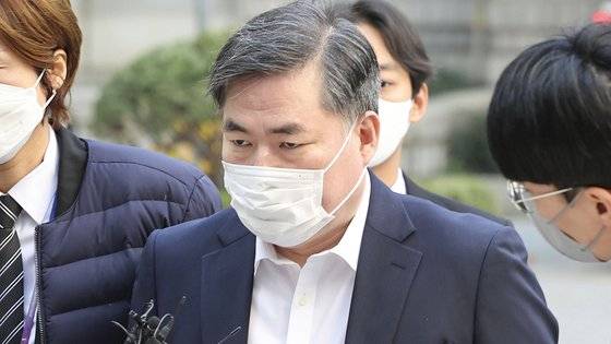 유동규 전 성남도시개발공사 기획본부장이 21일 '대장동 개발 비리' 관련 1심 속행 공판에 출석하기 위해 서초구 서울중앙지법으로 향하고 있다. 대장동 개발 사업 뇌물 수수 등 의혹으로 재판 중인 유 전 본부장은 전날 구속기간 만료로 석방됐다. 연합뉴스