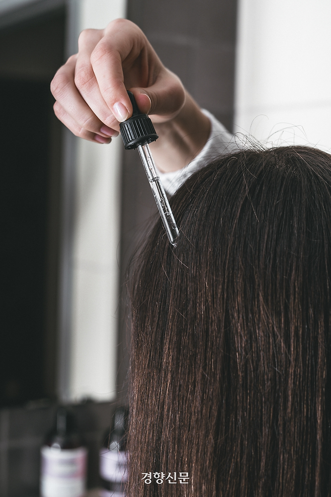 대표 탈모 치료제 미녹시딜도 일부 각질, 가려움, 홍반, 부종 등 부작용이 있을 수 있다.