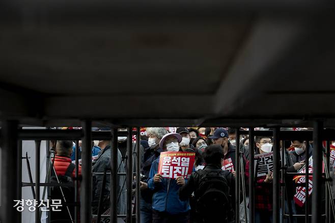 전국에서 모인 촛불행동 참가자들이 22일 서울 중구 시청역 일대에서 윤석열 대통령의 퇴진과 김건희 여사의 특검을 요구하며 집회를 열고 있다. 문재원 기자