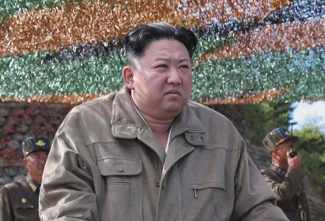 조선중앙TV가 11일 김정은 북한 국무위원장이 조선인민군 전선장거리포병구분대들과 공군 비행대들의 화력 타격 훈련을 지도했다고 보도했다. 조선중앙TV 캡처