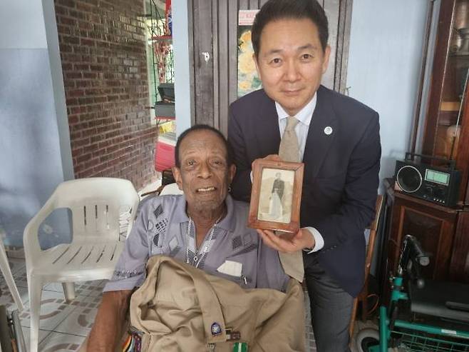 장성민 대통령실 미래전략기획관이 지난 19~20일 수리남을 방문해 한국전쟁 참전 용사 중 1명인 뒤이커 용사의 거처를 방문해 윤석열 대통령을 대신해 감사의 뜻을 전했다. 사진=외교부 제공