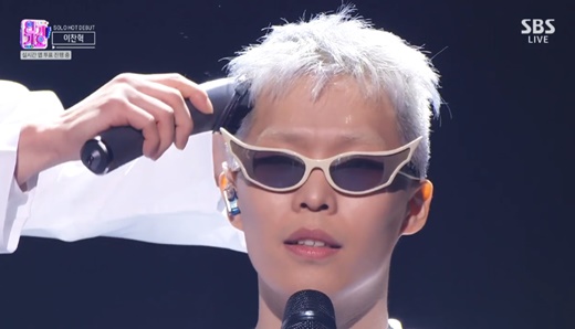 Singer Lee Chan-hyuk did Shaved on stage.Lee Chan-hyuk showed a new song Panorama on SBS Inkigayo broadcast on the 23rd.On this day, Lee Chan-hyuk sat on stage and held a panorama start, where the man behind him shaved Lee Chan-hyuks head as soon as the stage started.By the middle of the stage, Lee Chan-hyuk had short hair, and he did not stop and wore a gown in a hair shop and opened a panorama.Lee Chan-hyuk showed a performance that shows only silence and rear view, followed by a stage that exposes his front view with a mirror.Shaved Performance is also close to performing arts, adding to the fun of music programs.The title song Panorama is the culmination of the play Error. Lee Chan-hyuk solved his folly and aspiration for life with a cool expression.Lee Chan-hyuk has previously announced that Lee Chan-hyuk is the 11th song to announce Lee Chan-hyuk, who once died and was born again.If the previous performances meant death in error, this Shaved Performance is supposed to show the process of realizing and being born again.