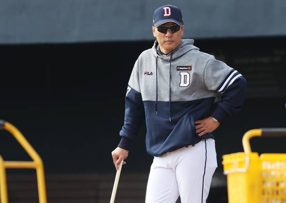 이승엽 두산 베어스 신임 감독이 24일 오전 경기도 이천시 백사면 두산베어스파크에서 훈련을 지켜보고 있다. 사진=연합뉴스