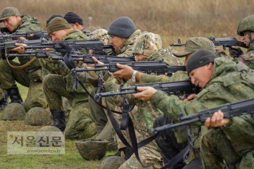2022년 10월 4일 화요일 러시아 남부 로스토프-온-돈 지역의 사격장에서 징집된 병사들이 군사 훈련 중 사격훈련을 하고 있다. 2022.10.5REUTERS/Alexander Ermochenko
