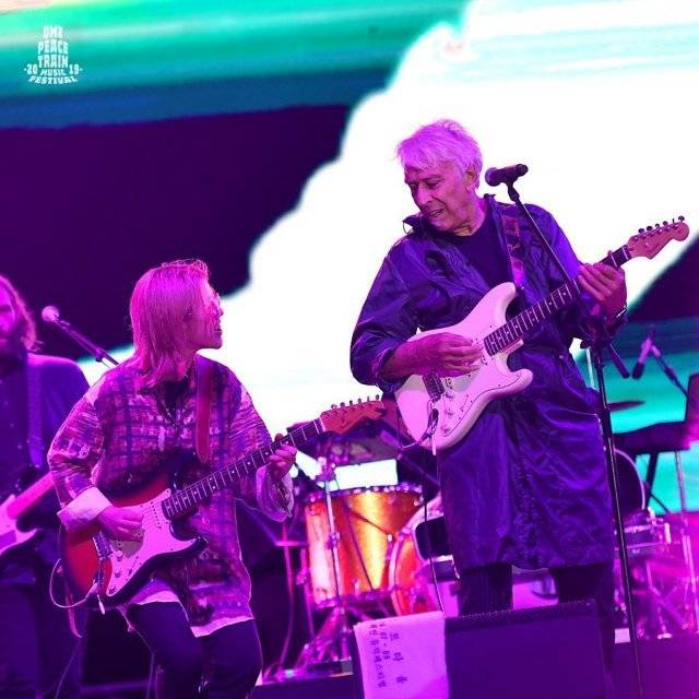 2019년 ‘DMZ 피스트레인 뮤직 페스티벌’에서 새소년의 황소윤(왼쪽)과 합동공연을 펼친 벨벳 언더그라운드의 원년 멤버 존 케일. DMZ 피스트레인 뮤직 페스티벌 제공