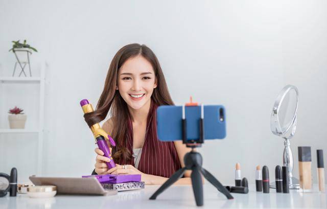 장 보드리야르는 "소비의 일상성은 쾌락주의적 행동이자 ‘우울한 즐거움’을 유발하며, 대중매체는 이런 쾌락주의에 대한 죄의식에 전략적으로 면죄부를 주는 기능을 발휘한다"고 주장한다. 게티이미지뱅크