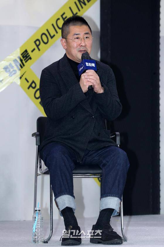 한동화 감독이 25일 오전 서울 강남구 그랜드 인터컨티넨탈 서울 파르나스에서 진행된 디즈니+ 오리지널 시리즈 ‘형사록’ 제작보고회에 참석해 인사말을 하고 있다. '형사록'은 한 통의 전화와 함께 동료를 죽인 살인 용의자가 된 형사가 정체불명의 협박범 ‘친구’를 잡기 위해 자신의 과거를 쫓는 미스터리 수사극이다. 오는 26일 공개된다. 서병수 기자 qudtn@edaily.co.kr /2022.10.25.